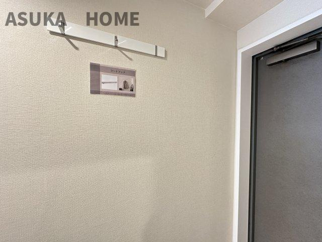 ビクトリアヒルズ横濱サウスバラード棟の玄関|玄関横にコートなどかけられるのは便利ですね。