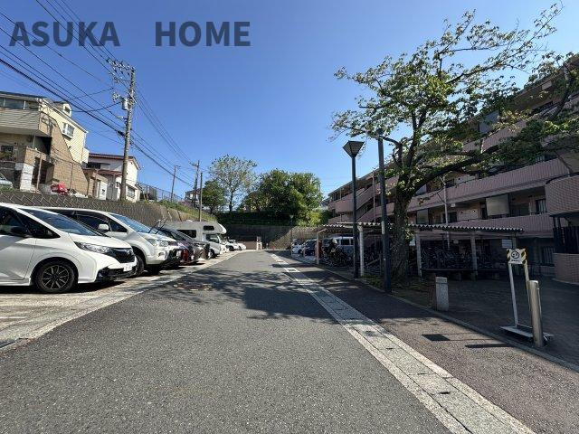 ビクトリアヒルズ横濱サウスバラード棟の駐車場|出し入れがスムーズにできそうな駐車場です。