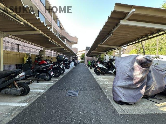 ビクトリアヒルズ横濱サウスバラード棟のその他|屋根付きのバイク置き場スペースを完備♪雨の日も保管にも安心ですね。