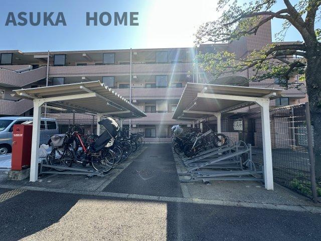 ビクトリアヒルズ横濱サウスバラード棟の駐輪場|屋根付きの駐輪スペースを完備♪雨の日も保管にも安心ですね。