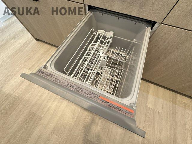 ビクトリアヒルズ横濱サウスバラード棟のキッチン| 食器洗乾燥機付きです。時短にも節約にもなり家計に優しいですね。