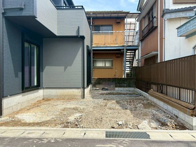 【並列P2台可】高知市塩屋崎町3期1棟　新築の駐車場|並列駐車２台可能！