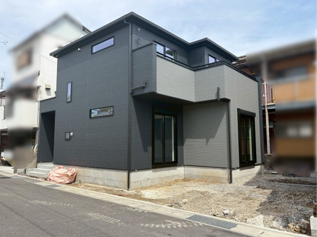 【並列P2台可】高知市塩屋崎町3期1棟　新築の外観|※2026/4/12撮影　重厚感のあるダークカラー外観が印象的。周囲と差をつけるスタイリッシュなデザイン住宅です