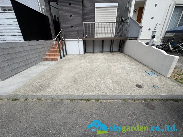 藤沢市片瀬二丁目　中古戸建　の駐車場|車種により並列２台駐車可