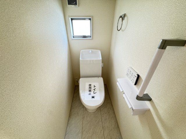 リーブルガーデンS高崎箕郷町上芝第3　1号棟のトイレ|1階トイレです。清潔感のある白を基調としています。
温水洗浄・便座暖房機能の付いた快適なトイレです☆