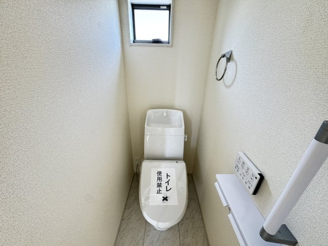 リーブルガーデンS高崎箕郷町上芝第3　1号棟の居間・リビング|2階トイレです。清潔感のある白を基調としています。