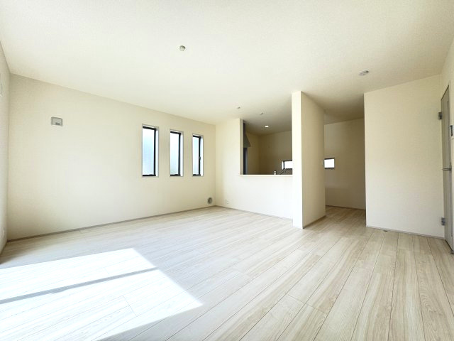 リーブルガーデンS高崎箕郷町上芝第3　1号棟の居間・リビング|カウンターキッチンなのでお料理をしながら会話もできます。
夕食の支度をしながら、お子様の様子も見られて自然と会話も増えますよ♪