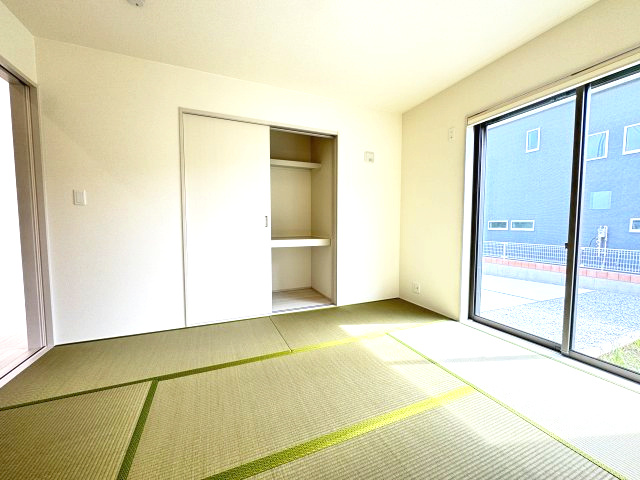 リーブルガーデンS高崎箕郷町上芝第3　1号棟の収納|１階和室収納：来客布団など大きなものも収納できますよ。
