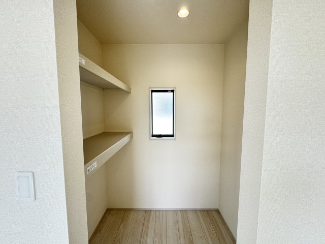 リーブルガーデンS高崎箕郷町上芝第3　1号棟の収納|２階洋室1：ウォークインクローゼットです。洋服以外にも様々な物が収納可能です。