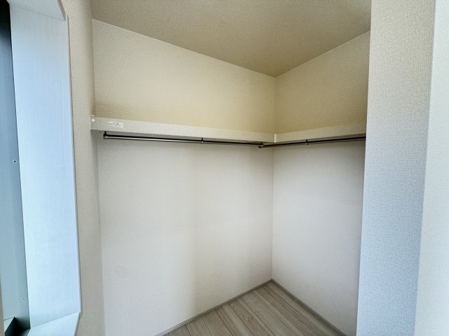 リーブルガーデンS高崎箕郷町上芝第3　1号棟の収納|２階洋室1：ウォークインクローゼット２です。ハンガーパイプ付きで使い勝手が良いですよ！