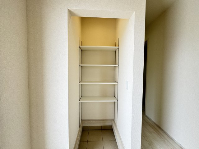 リーブルガーデンS高崎箕郷町上芝第3　1号棟の収納|玄関にはシューズインクローゼットがあります。可動棚付きなので使い勝手が良いですよ！