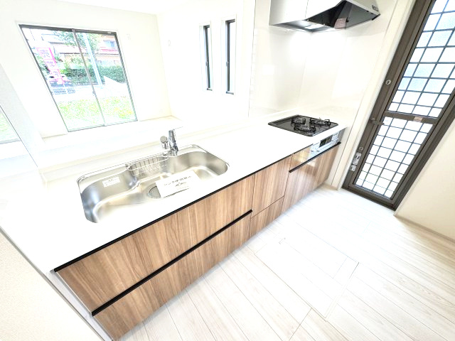 リーブルガーデンS高崎箕郷町上芝第3　1号棟のキッチン|人気のカウンターキッチン採用です☆ゴミ出しに便利な勝手口付き！
コンロも３口ご用意しています！調理スペースも広くストレスなくお料理できます。
浄水器つきなので美味しいお水も飲めますよ♪