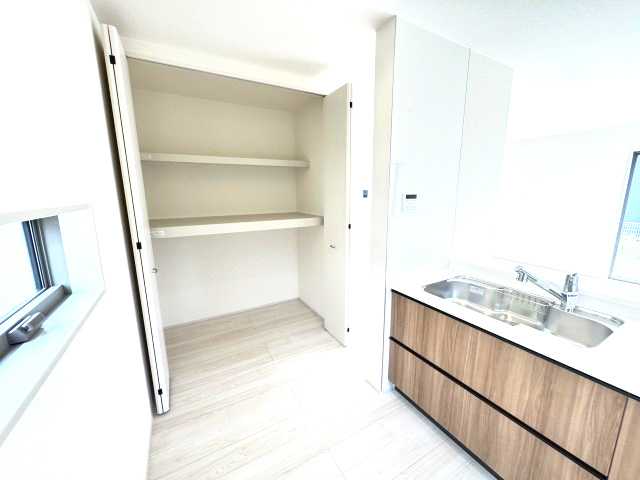 リーブルガーデンS高崎箕郷町上芝第3　1号棟の収納|キッチン脇にも十分な収納スペースがあります。調理器具や食品のストック等様々な物が収納可能です。