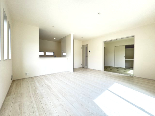リーブルガーデンS高崎箕郷町上芝第3　1号棟の居間・リビング|人気の対面式キッチンを配した空間はお好みの家具も合わせやすく、家族がくつろぐ快適な空間造りをサポート。窓からは明るい陽光が差し込みます。
