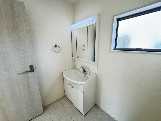 リーブルガーデンS高崎箕郷町上芝第3　1号棟の独立洗面台|シャワー水栓付き洗面台で朝の身支度もバッチリです！
洗面台には収納スペースもあり洗面室もすっきり片付きますよ！
