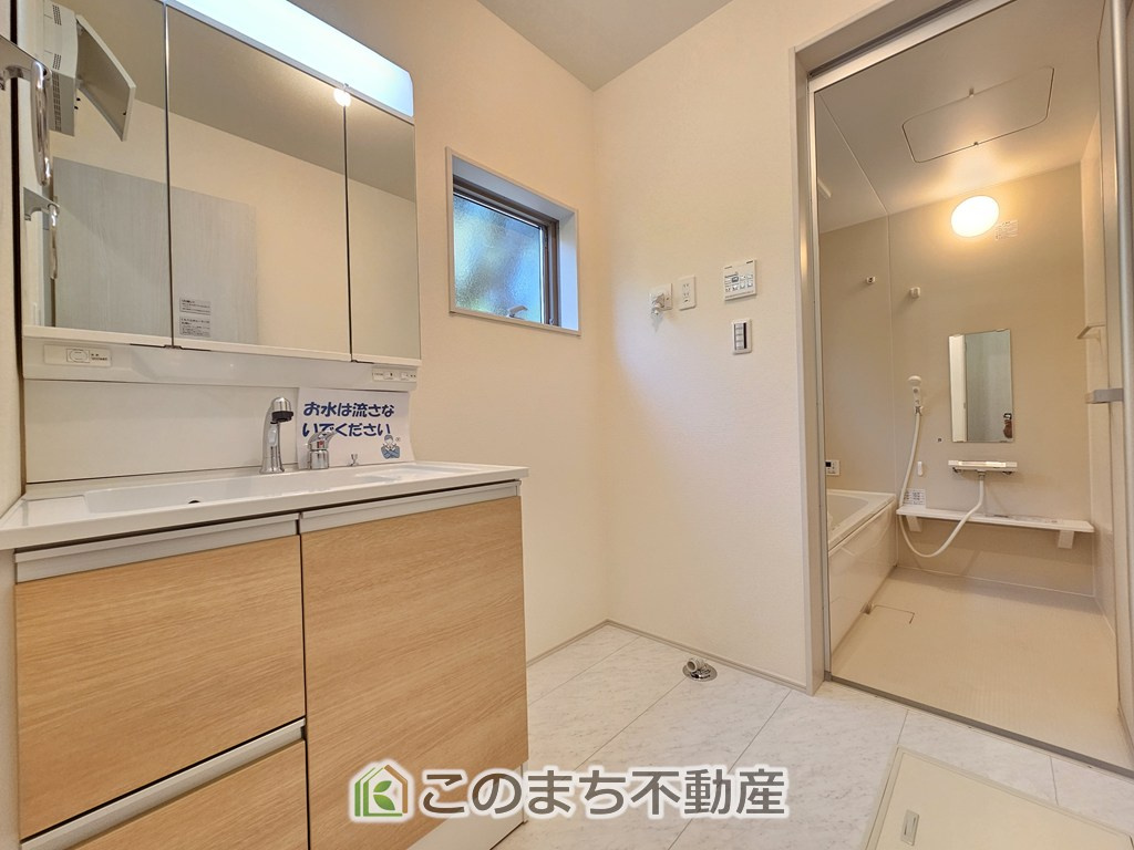 LiveleGarden.S第1栃木都賀町平川の洗面所|シャンプードレッサーで朝の身支度♪伸びるホースでお掃除も簡単清潔です！