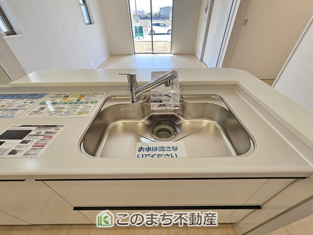 LiveleGarden.S第1栃木都賀町平川のキッチン|ビルトイン型浄水器を内蔵したキッチン水栓。お米を研いだり、野菜を洗ったりするときなど用途に応じてワンタッチで浄水に切り替えが可能です。カートリッジ式なので、フィルターを簡単に交換する事が出来ます。