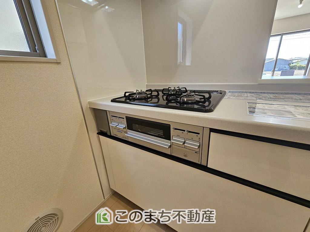 LiveleGarden.S第1栃木都賀町平川のキッチン|三ツ口コンロ採用で、同時調理もスムーズ◎！お料理を並べられるカウンター付きで、配膳・片付けをサポート！リビングで過ごすご家族とコミュニケーションを楽しみながら作業可能です♪