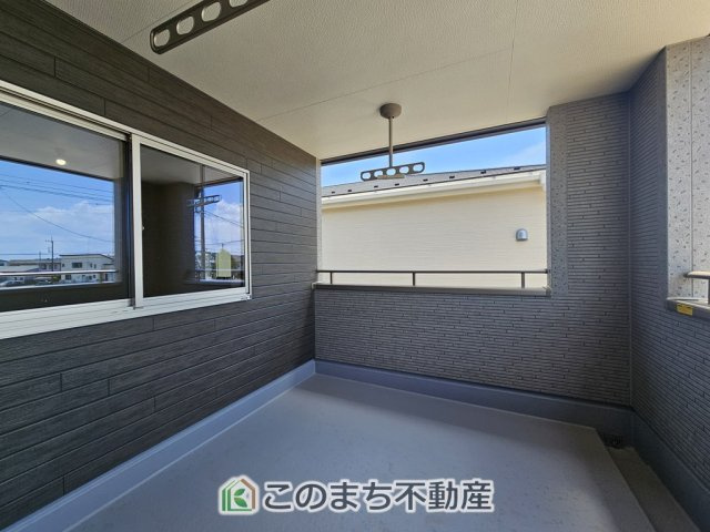 LiveleGarden.S第1栃木都賀町平川のバルコニー|南向きの大型バルコニーは陽当り良好で、たっぷりのお洗濯物もよく乾きます！
さらにインナーバルコニーなので雨の日でも安心してお出かけできますね♪