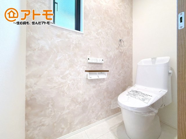 【トイレ】 | 沼津市岡宮　新築一戸建て　3号棟 | 窓があり換気もすぐにできる、清潔感のあるトイレです♪