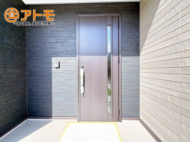 【玄関】 | 沼津市岡宮　新築一戸建て　3号棟 | 落ち着いた色合いの玄関はダブルロックで防犯性に優れた仕様になっています♪