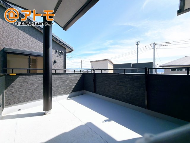 【バルコニー】 | 沼津市岡宮　新築一戸建て　3号棟 | やっぱり助かる広々バルコニー♪お布団や洗濯物を干せるのはもちろん、広々としたバルコニーで少しでも家事を楽ちんに！