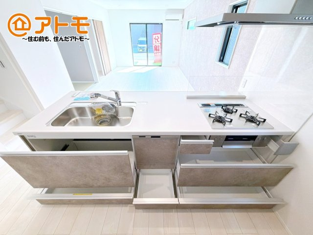 【キッチン】 | 沼津市岡宮　新築一戸建て　3号棟 | 対面タイプならキッチン内にいながらご家族やお客様との会話が楽しめます♪