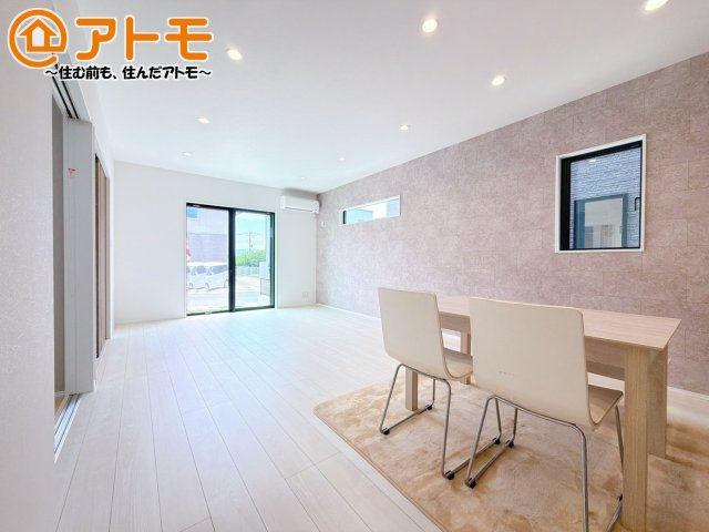 【居間・リビング】 | 沼津市岡宮　新築一戸建て　3号棟 | 広々と開放的なLDKは、家族が自然と集まる広さ♪お子様のリビング学習にもピッタリ♪