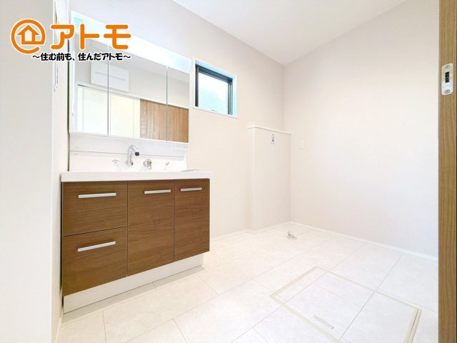 【独立洗面台】 | 沼津市岡宮　新築一戸建て　3号棟 | 洗面所って朝に混み合いませんか？広々とした脱衣所、３面鏡の独立洗面台で朝の時間を少しお手伝い♪