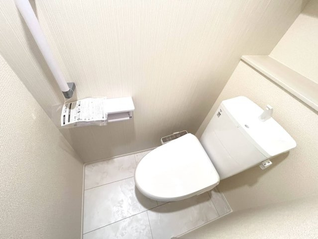 リーブルガーデン　江南市鹿子島町第四　全3区画分譲のトイレ|超表面平滑加工とイオンパワーの「セフィオンテクト」加工で、汚れが付きにくく落ちやすい仕様で清潔です。
便器にフチがないので汚れが隠れて見えない部分がありません。お手入れがとってもラクラクです。