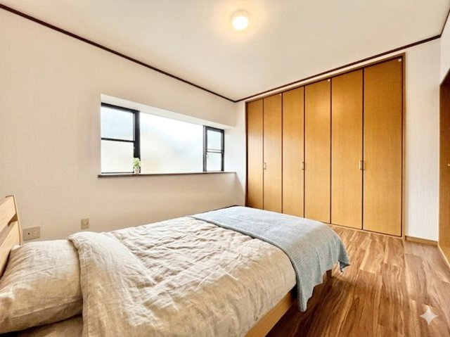 【寝室】 | 吹田市岸部北３丁目中古戸建 | 現在ご返済中のローンを住宅ローンに一本化したり、家具家電購入費用・引越し費用を住宅ローンと組み合わせるなど、メリットの多い住宅ローンのご提案が可能です。（写真はCGによるイメージです。）