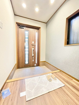 【玄関】 | 吹田市岸部北３丁目中古戸建 | こちらの物件近くの教育施設や、スーパー・公園など、物件周辺の住環境を併せてご案内させて頂きます。ぜひ、現地での暮らしをイメージなさって下さい！