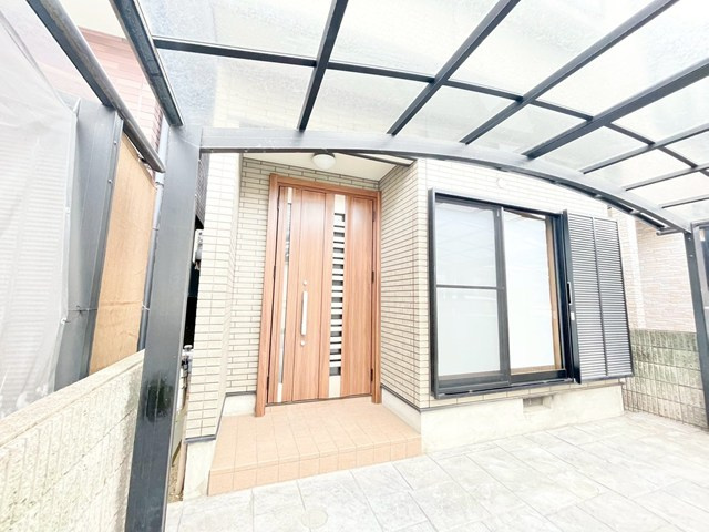 【エントランス】 | 吹田市岸部北３丁目中古戸建 | サイトに掲載されていない箇所の写真、撮影してお届けさせて頂きます！気になる物件で、見たい部分の画像が無い場合は、弊社スタッフまでご連絡下さいませ。お客様の気になる箇所を、カメラにて撮影して参ります！