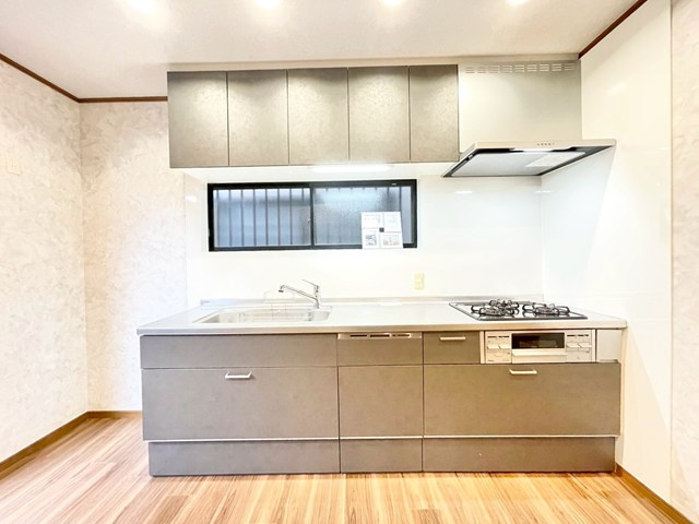 【キッチン】 | 吹田市岸部北３丁目中古戸建 | こちらの物件近くの教育施設や、スーパー・公園など、物件周辺の住環境を併せてご案内させて頂きます。ぜひ、現地での暮らしをイメージなさって下さい！