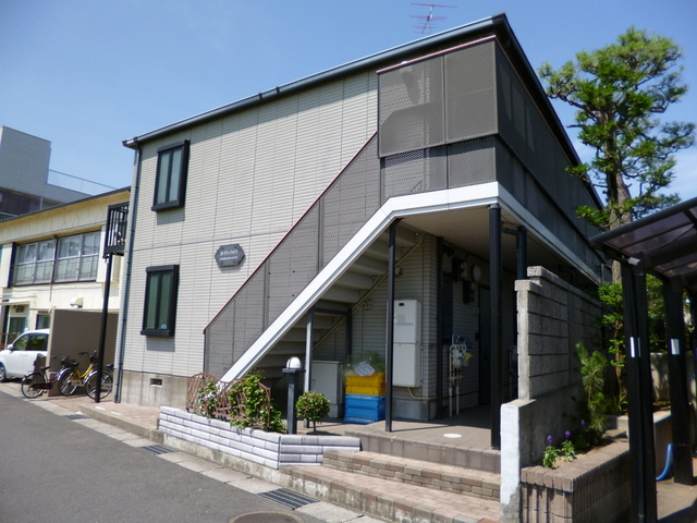 ガーデンハイツの外観|土手を登ると、一面河川敷の風景が広がります♪
