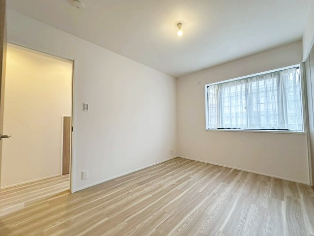 御陵峰ケ堂町2丁目の洋室|【1階6帖洋室】出窓部分は奥行きがあり、お部屋に開放感をもたらします。ちょっとした小物や植物を飾って楽しむこともできちゃいます！（R8.4撮影）