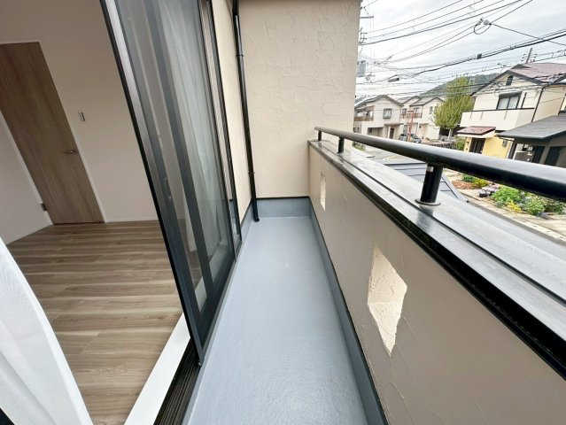 御陵峰ケ堂町2丁目のバルコニー|バルコニーから取り入れたお洗濯物はそのままCLに収納できる家事楽同線です。（R8.4撮影）