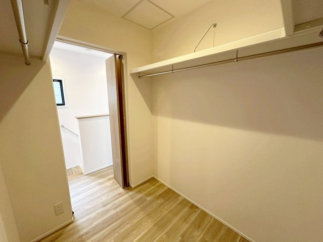 御陵峰ケ堂町2丁目の収納|WCLはお洋服以外にも掃除機やスーツケースなども一箇所に集約できるのが魅力です！（R8.4撮影）