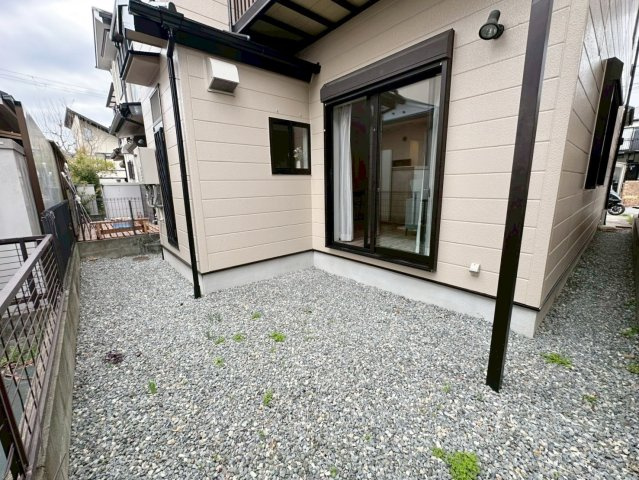 御陵峰ケ堂町2丁目の庭|ガーデニングやちょっとした家庭菜園が楽しめるスペースもございます。（R8.4撮影）