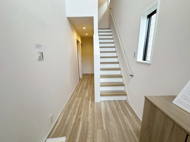 御陵峰ケ堂町2丁目の玄関|吹抜で縦の空間が広がり、開放感が感じられる玄関。（R8.4撮影）