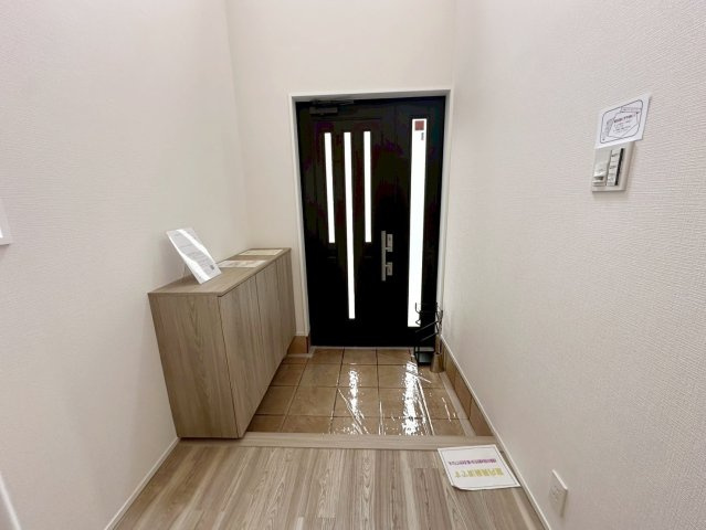 御陵峰ケ堂町2丁目の玄関|シューズボックスが備え付けられており、玄関周りがスッキリ片付きます。（R8.4撮影）