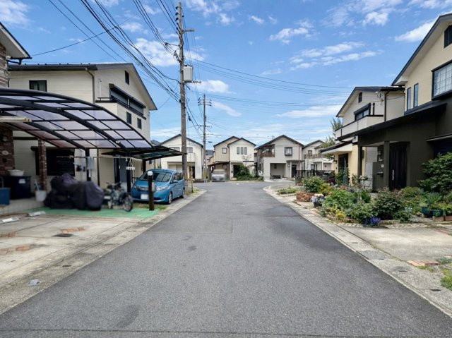 御陵峰ケ堂町2丁目の外観|『前道6m！』
前道ゆったり見通し良好！比較的車通りが少ない為、安心してお車2台駐車が可能です（R8.4撮影）