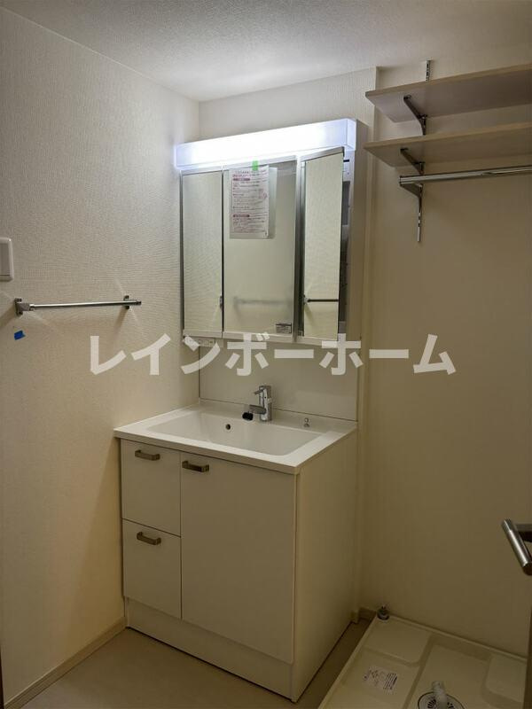 仲介手数料（賃料の1.10ヵ月）の50％OFF対象物件！の洗面所|明るい洗面所です