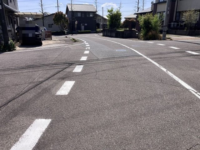 各務原市東山４丁目の前面道路含む現地写真
