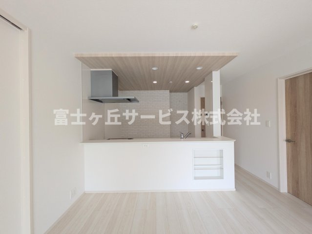 【キッチン】 | 掛川市大渕 新築一戸建て 1号棟 | 前から見たキッチンです