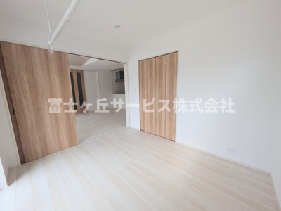 【洋室】 | 掛川市大渕 新築一戸建て 1号棟 | リビング横の洋室です