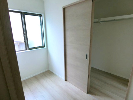 安佐南区西原2丁目の洋室|天候や時間を気にせず洗濯できるサンルーム付き。忙しい毎日の家事をしっかりサポートします。