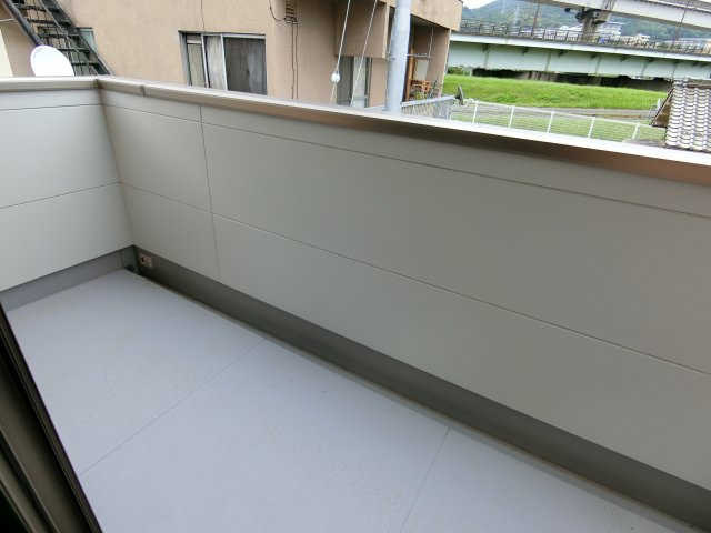 安佐南区西原2丁目のバルコニー|広さのあるバルコニーは陽当たりも良く、洗濯物やお布団もしっかり干せます♪