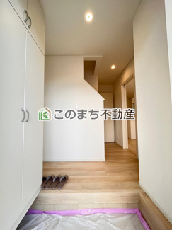 【玄関】 | CRADLE GARDEN古河市中田第6　 | 同社施工物件写真。※建具やフローリング、その他仕様が異なる場合がございます。広々とした玄関スペース♪たくさんの靴を収納できる下駄箱もございます。
