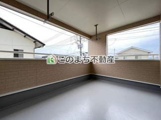 【バルコニー】 | CRADLE GARDEN古河市中田第6　 | 同社施工物件写真。※建具やフローリング、その他仕様が異なる場合がございます。屋根があるので天気雨やお洗濯を干す際の紫外線対策にバッチリですね。物干し金物も完備されています。